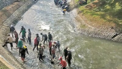 cegah-banjir!-pu-banyuwangi-keruk-sedimen-sungai-setail,-petani-ikut-turun-tangan