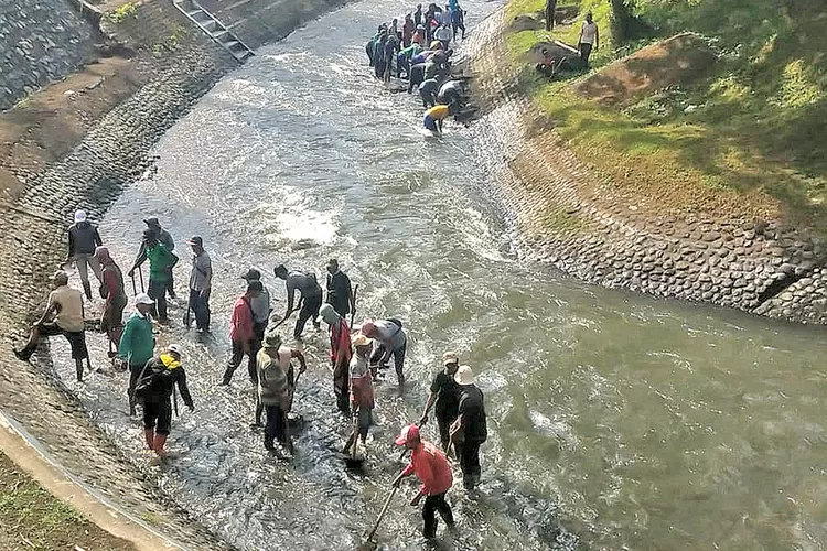 cegah-banjir!-pu-banyuwangi-keruk-sedimen-sungai-setail,-petani-ikut-turun-tangan