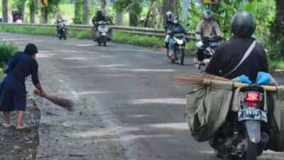 jalan-di-jembatan-mayit-licin-parah!-warga-peringatkan-banyak-yang-tergelincir,-truk-tebu-jadi-sorotan