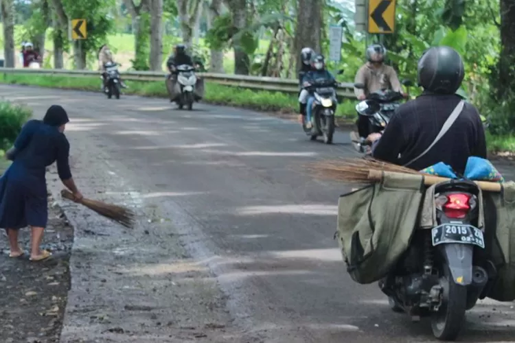 jalan-di-jembatan-mayit-licin-parah!-warga-peringatkan-banyak-yang-tergelincir,-truk-tebu-jadi-sorotan