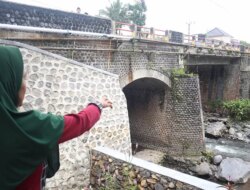 Debit Sungai Badeng Naik! Fondasi Jembatan Misjah Kopong Tergerus, Warga Waswas Jembatan Ambrol