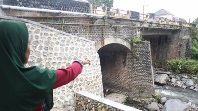 debit-sungai-badeng-naik!-fondasi-jembatan-misjah-kopong-tergerus,-warga-waswas-jembatan-ambrol