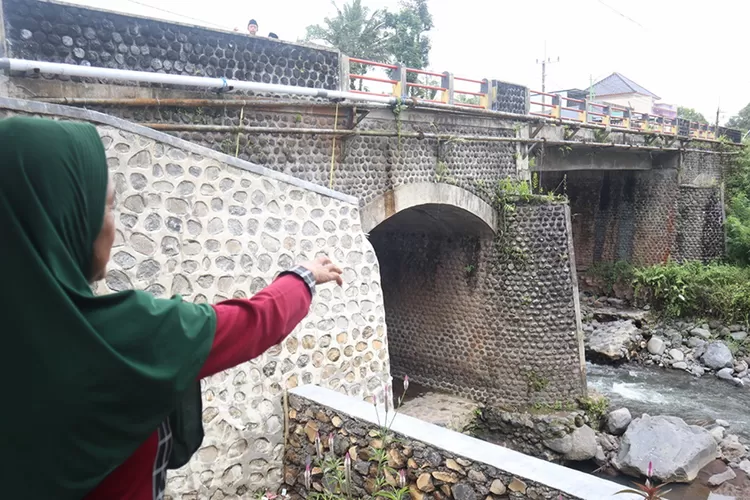 debit-sungai-badeng-naik!-fondasi-jembatan-misjah-kopong-tergerus,-warga-waswas-jembatan-ambrol