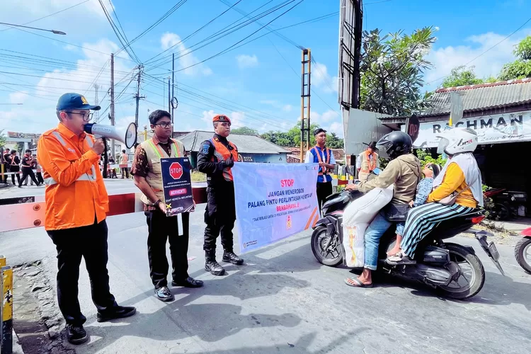 kolaborasi-lintas-sektor,-kai-daop-8-surabaya-perkuat-edukasi-keselamatan-kereta-api