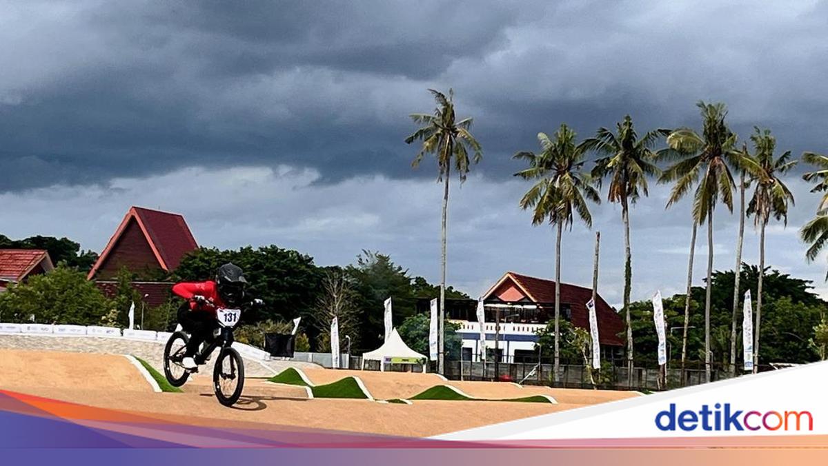 peraih-emas-asian-games-taklukkan-sirkuit-bmx-muncar-yang-menantang
