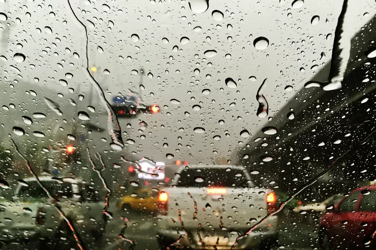 bmkg-peringatkan-banyuwangi-dilanda-cuaca-ekstrem-sepekan,-waspada-hujan-lebat,-angin-kencang,-hingga-longsor!