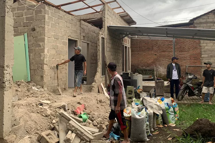 puting-beliung-mengamuk-di-banyuwangi!-enam-rumah-rusak-parah,-atap-terbang-dan-tembok-ambruk