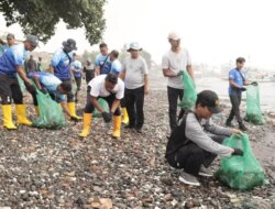 2,4 Ton Sampah Diangkut! Aksi Big Clean Up Banyuwangi-Geruduk Pantai Sampangan Bersih Total