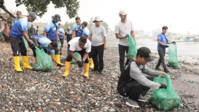 2,4-ton-sampah-diangkut!-aksi-big-clean-up-banyuwangi-geruduk-pantai-sampangan-bersih-total