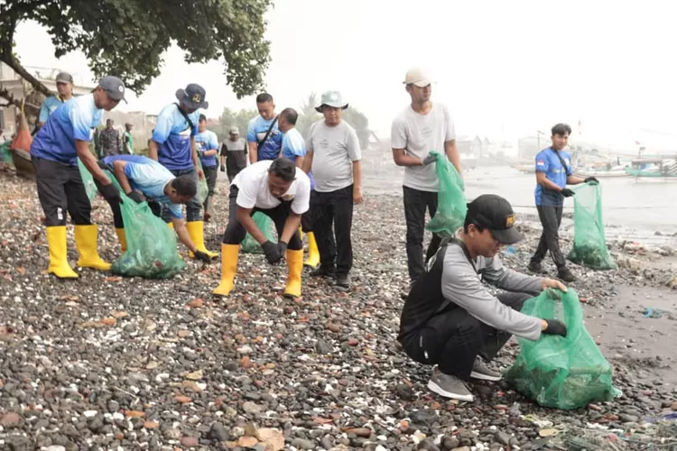 2,4-ton-sampah-diangkut!-aksi-big-clean-up-banyuwangi-geruduk-pantai-sampangan-bersih-total