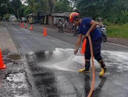 Jalan Raya Benelan Kidul Licin Gegara Solar Tumpah! Pengendara Sampai Jatuh, Damkarmat Banyuwangi Turun Tangan
