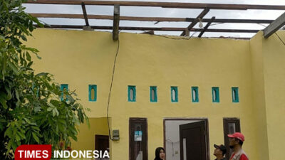 angin-puting-beliung-terjang-gresik,-62-rumah-dan-satu-sekolah-rusak-–-times-banyuwangi