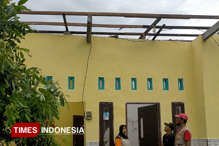 angin-puting-beliung-terjang-gresik,-62-rumah-dan-satu-sekolah-rusak-–-times-banyuwangi
