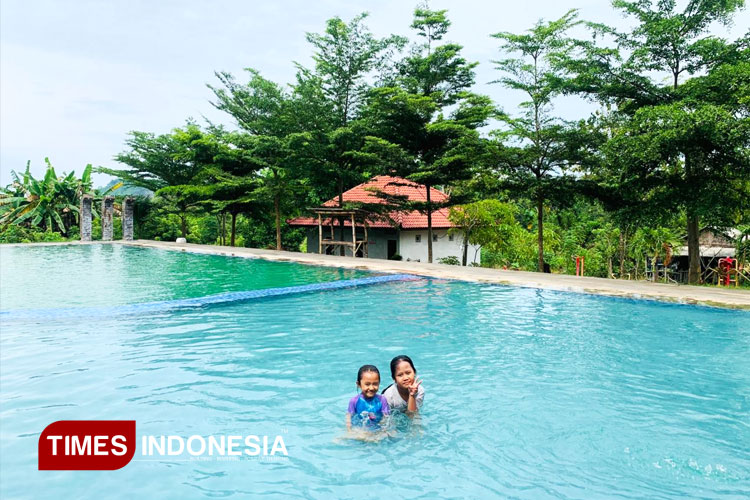 menikmati-kesegaran-kolam-renang-bernuansa-alam-di-wagos-gresik-–-times-banyuwangi