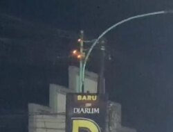 Lampu Jalan Meledak di Muncar! Api Nyambar Toko Warga, Damkar Meluncur Cepat Selamatkan Lokasi!