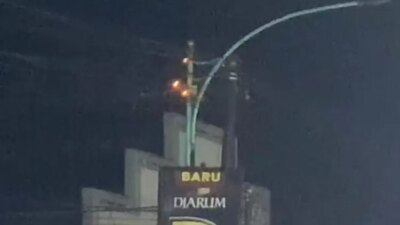 lampu-jalan-meledak-di-muncar!-api-nyambar-toko-warga,-damkar-meluncur-cepat-selamatkan-lokasi!
