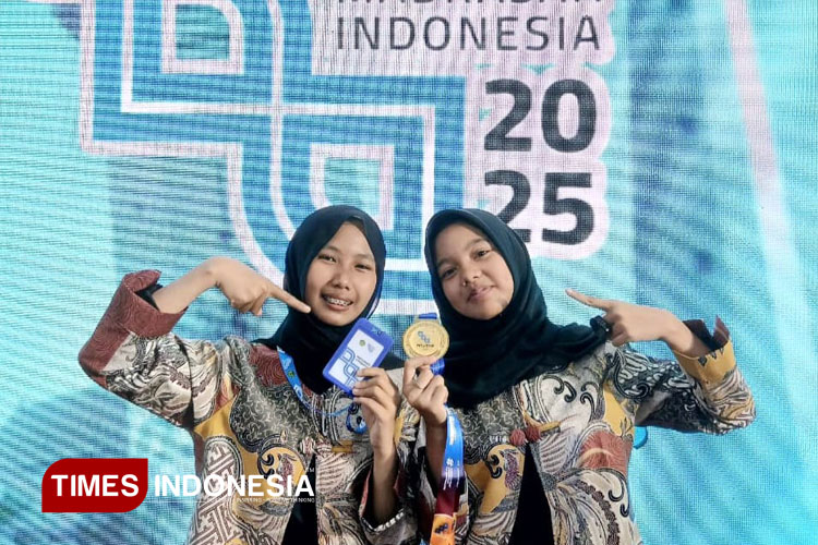 sulap-limbah-jadi-energi-biokakas,-dua-siswi-mtsn-6-malang-sabet-medali-emas-omi-2025-–-times-banyuwangi