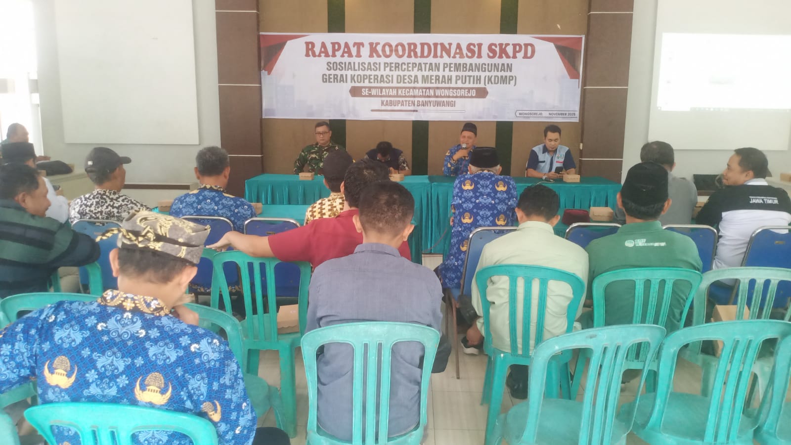 wujudkan-percepatan-pembangunan,-kecamatan-wongsorejo-gelar-rapat-koordinasi-gerai-koperasi-desa-merah-putih