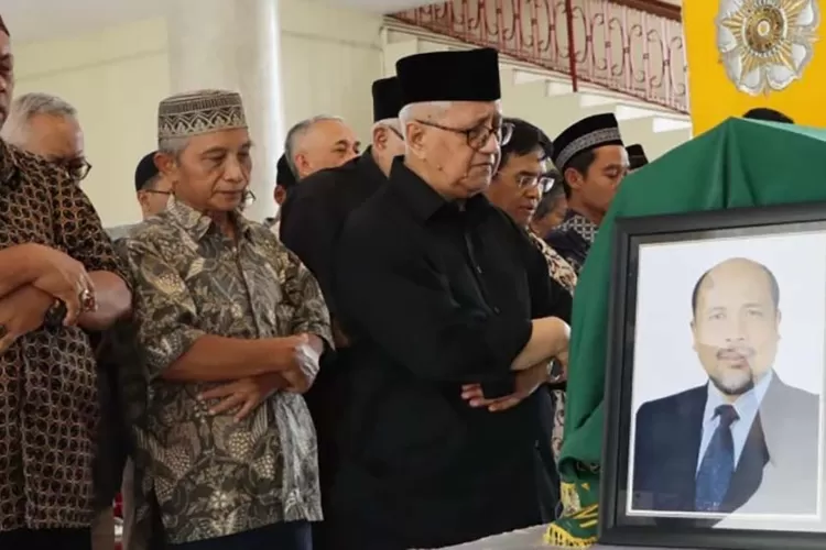 ugm-berduka!-guru-besar-prof-sukamdi-tutup-usia-saat-mengabdi,-ribuan-hadir-di-balairung