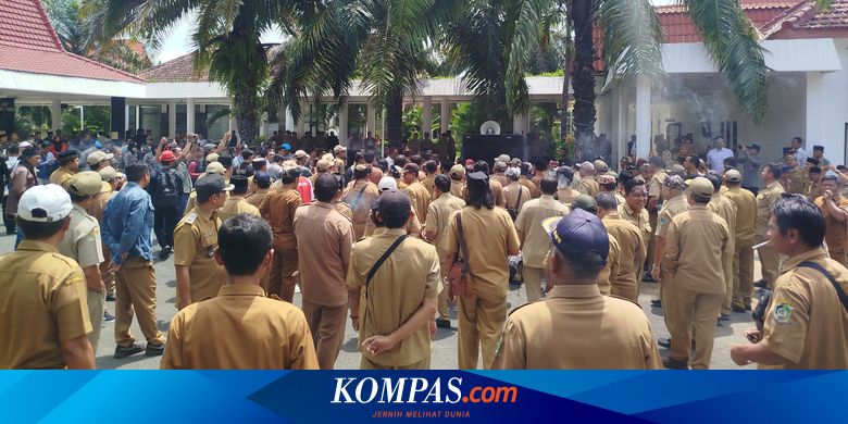 ratusan-kades-di-banyuwangi-geruduk-kantor-dprd-gara-gara-dituduh-korupsi-dana-bansos