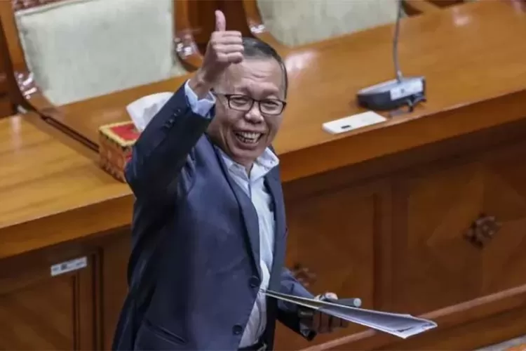 profil-arsul-sani:-dari-politisi-ke-hakim-mk,-kini-diterpa-isu-ijazah-doktor-palsu-yang-bikin-dpr-ikut-angkat-suara