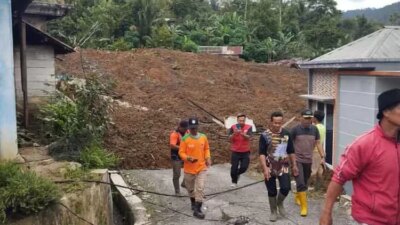 banjarnegara-darurat!-45-warga-masih-terisolasi,-27-diduga-tertimbun-longsor-situkung—evakuasi-dikebut,-relawan-kerahkan-kekuatan-penuh