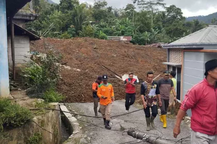 banjarnegara-darurat!-45-warga-masih-terisolasi,-27-diduga-tertimbun-longsor-situkung—evakuasi-dikebut,-relawan-kerahkan-kekuatan-penuh