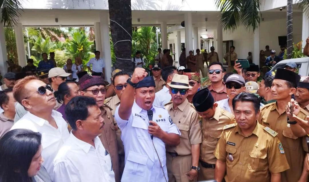 puluhan-kepala-desa-datangi-kantor-dprd-banyuwangi,-klarifikasi-pernyataan-terkait-korupsi-bansos