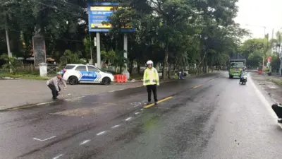 pengendara-motor-tewas-tertabrak-truk-di-depan-pintu-masuk-terminal-sritanjung-banyuwangi