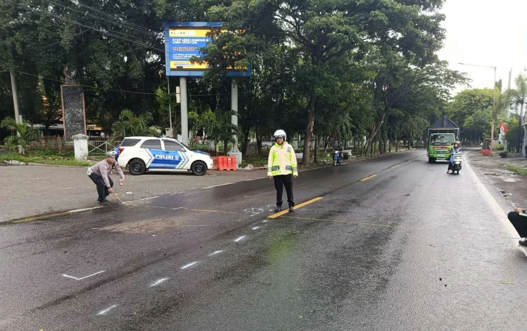 pengendara-motor-tewas-tertabrak-truk-di-depan-pintu-masuk-terminal-sritanjung-banyuwangi