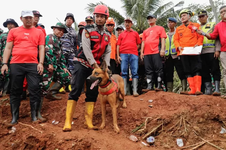 gubernur-luthfi-turun-gunung!-relokasi-korban-longsor-cibeunying-dikebut,-20-warga-masih-dicari