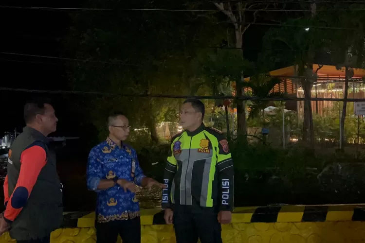 polresta-banyuwangi-dan-pemkab-tangani-banjir-di-sungai-bagong-pakis