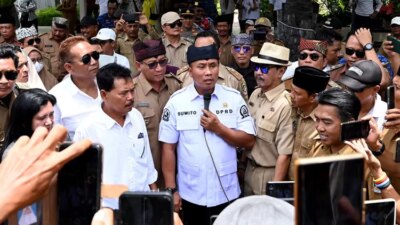 ratusan-kades-demo-dprd-banyuwangi!-akui-salah,-suwito-minta-maaf-di-hadapan-kepala-desa