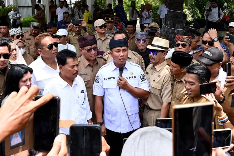 ratusan-kades-demo-dprd-banyuwangi!-akui-salah,-suwito-minta-maaf-di-hadapan-kepala-desa