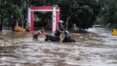 jalan-s.-parman-berubah-jadi-sungai!-banjir-sepinggang-di-banyuwangi-bikin-puluhan-kendaraan-mogok