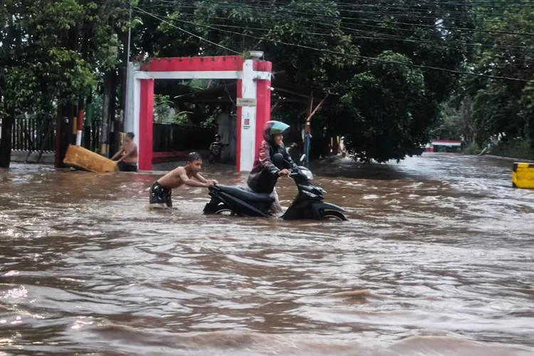 jalan-s.-parman-berubah-jadi-sungai!-banjir-sepinggang-di-banyuwangi-bikin-puluhan-kendaraan-mogok