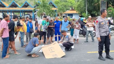 horrornya-lajur-kanan!-motor-ditarek-tambang-tersambar-truk-semen,-satu-tewas-di-depan-terminal-sritanjung