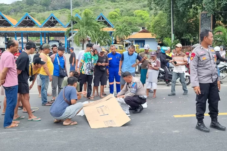 horrornya-lajur-kanan!-motor-ditarek-tambang-tersambar-truk-semen,-satu-tewas-di-depan-terminal-sritanjung