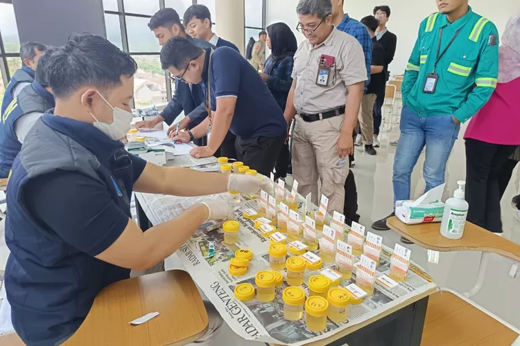 poliwangi-rutin-gelar-tes-urine,-sebagai-penerapan-inpres-nomor-2-tahun-2020