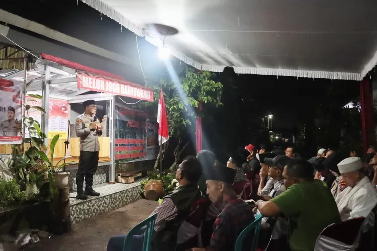 revitalisasi-pos-kamling-desa-sempu,-polresta-banyuwangi-perkuat-siskamling