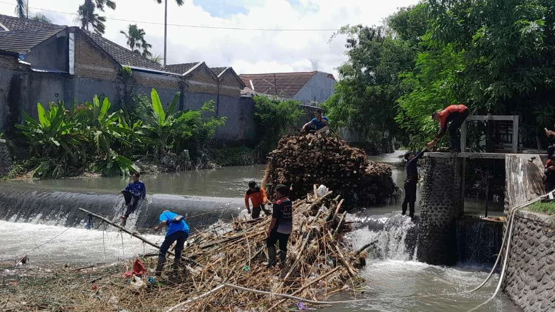 perlancar-aliran-sungai,-bpbd-dinas-terkait-bersihkan-batang-bambu-di-sekitar-dam-untung-banyuwangi