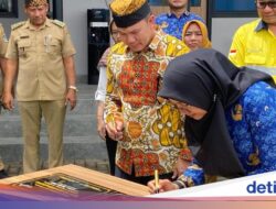 Bupati Ipuk Resmikan Rumah Pintar Binaan PT BSI, Ini Harapannya