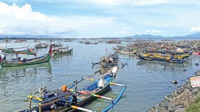 pelabuhan-muncar-dipenuhi-nelayan-pendatang,-nelayan-lokal-banyuwangi-resah