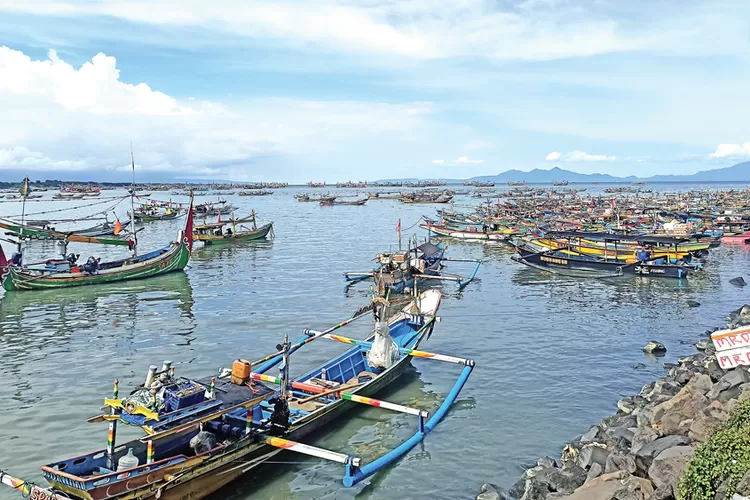 pelabuhan-muncar-dipenuhi-nelayan-pendatang,-nelayan-lokal-banyuwangi-resah