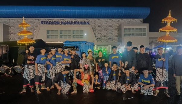 kelompok-jaran-kepang-satrio-putra-arema-cemorokandang-malang-mendapatkan-bantuan-gamelan-panjak-dari-universitas-pgri-banyuwangi