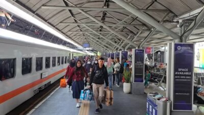 dampak-anjlokan-kereta-api-aksa-cargo,-daftar-keterlambatan-dan-upaya-normalisasi-kai