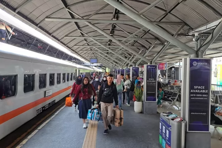 dampak-anjlokan-kereta-api-aksa-cargo,-daftar-keterlambatan-dan-upaya-normalisasi-kai