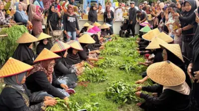 angkat-kearifan-lokal,-banyuwangi-gelar-lomba-unting-unting-sayur-kangkung