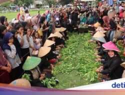 27 Tim Emak-emak di Banyuwangi Adu Cepat Ikat Kangkung