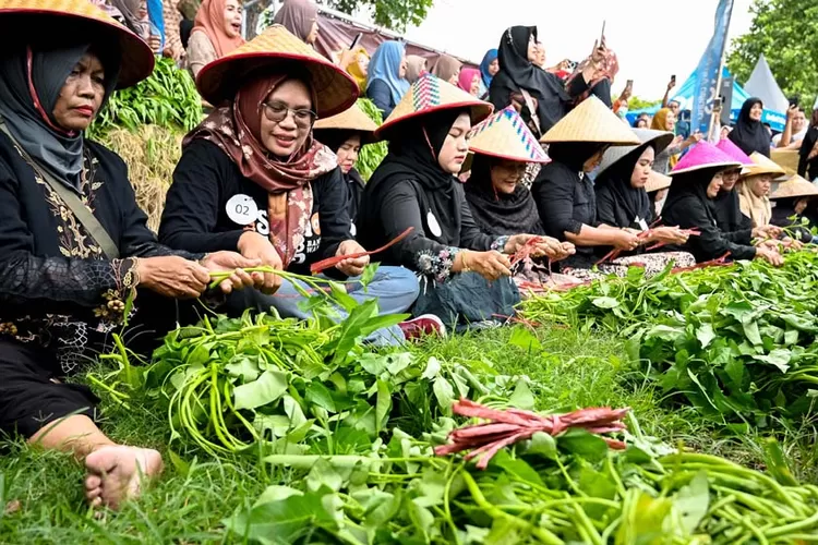 emak-emak-di-banyuwangi-adu-ketangkasan-unting-unting-kangkung